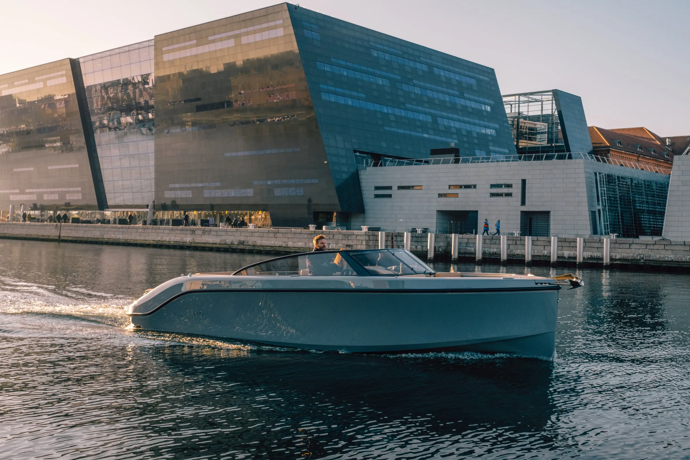 RAND Supreme 27 underway past the Black Diamond in Copenhagen
